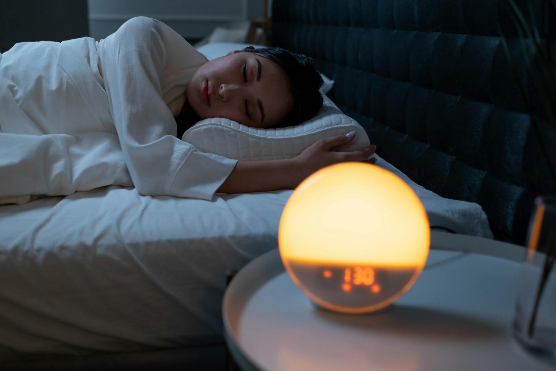 Read more about the article “Discover the Side Sleeping Health Benefits: Solutions for Shoulder Pain”